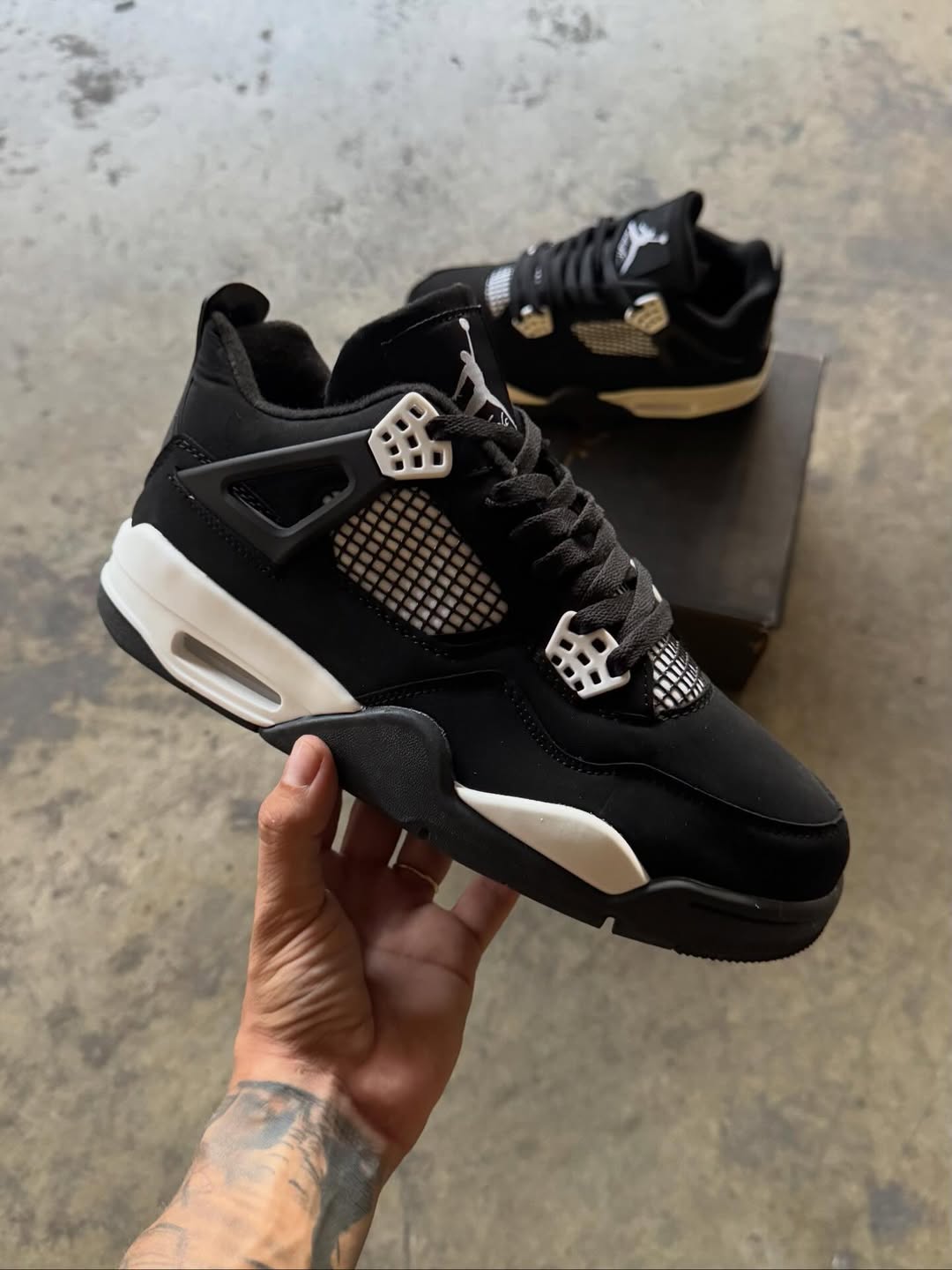 Jordan Retro 4 “White Thunder”