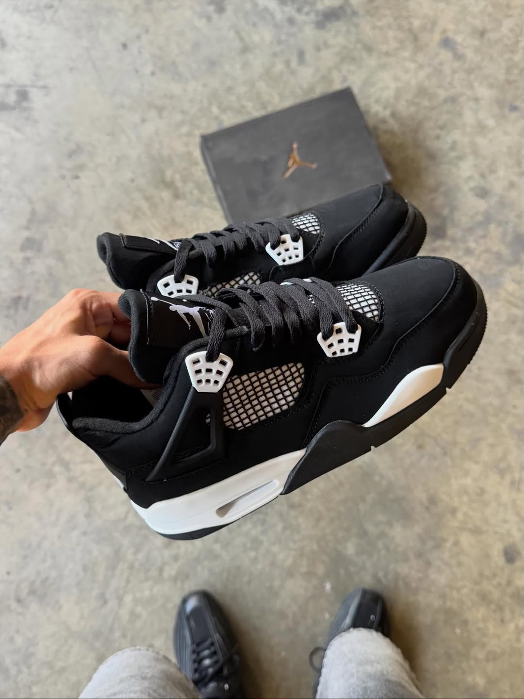 Jordan Retro 4 “White Thunder”