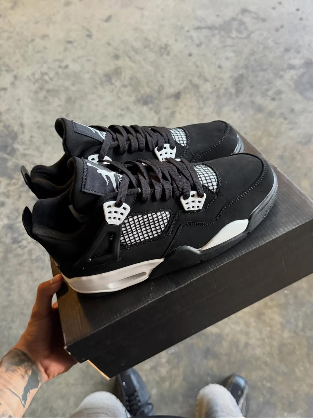 Jordan Retro 4 “White Thunder”