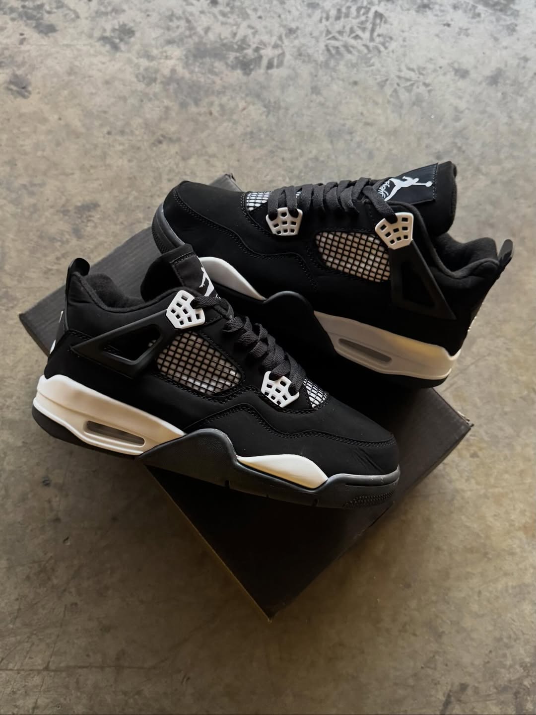 Jordan Retro 4 “White Thunder”