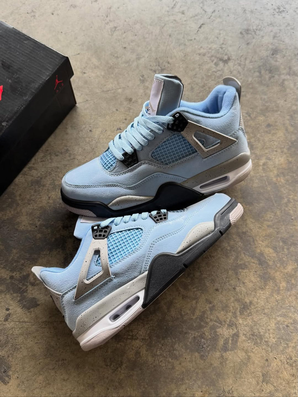 Jordan Retro 4 “University Blue”